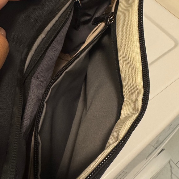 Bellroy Venture Sling 9L Crossbody Bag - Picture 5 of 6